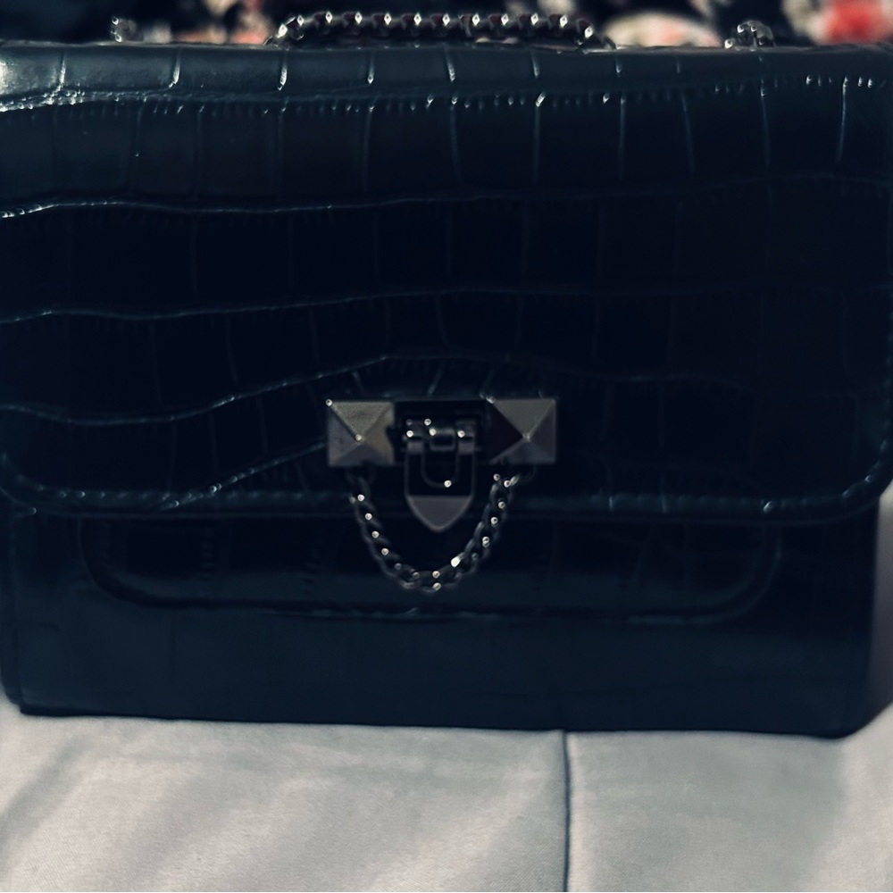 Elegant Black Crocodile-Embossed Women's Bag